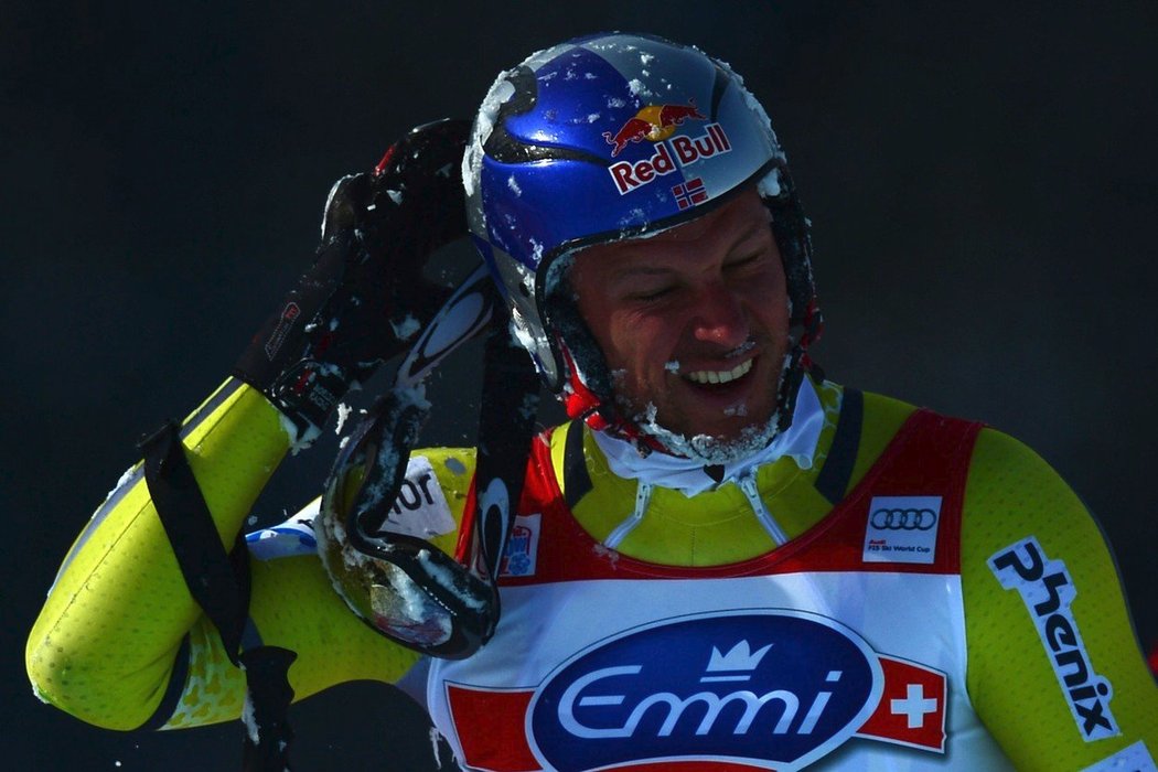 Norský sjezdař Aksel Lund Svindal po pádu ve sjezdu ve Wengenu