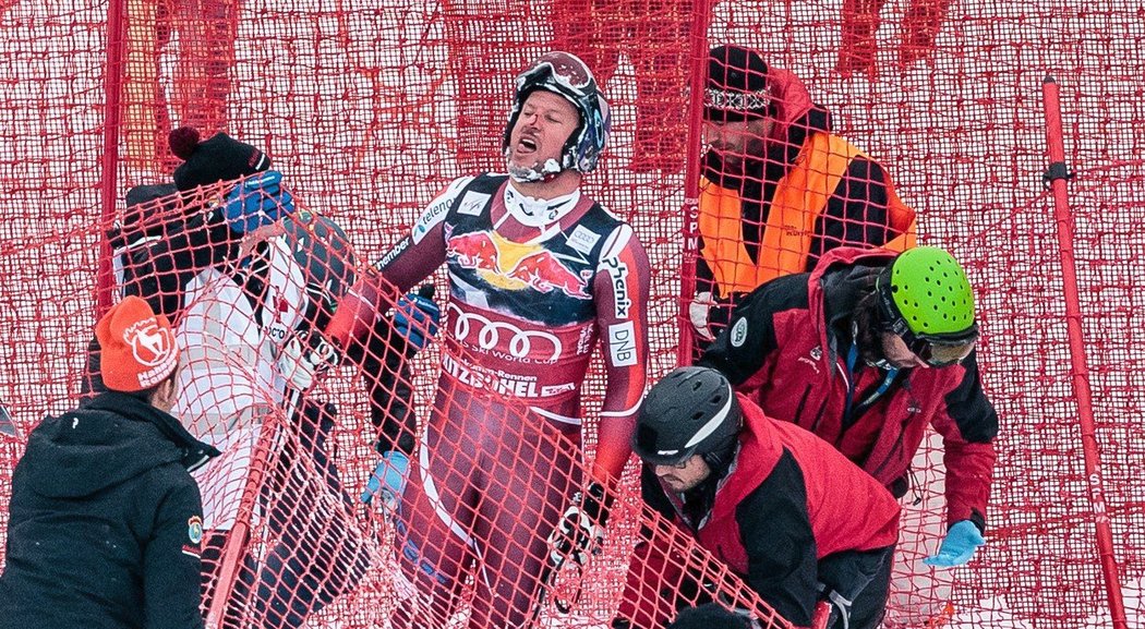 Aksel Lund Svindal před třemi lety v Kitzbühelu těžce havaroval a poranil si koleno