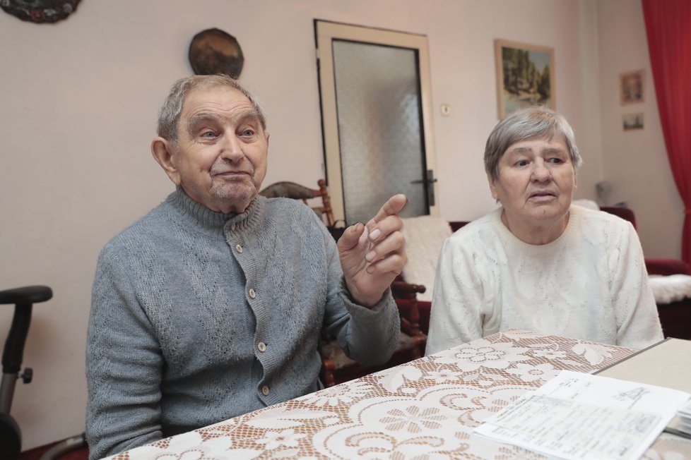 Manželé Svitákovi se svého syna Martina bojí a tvrdí, že je opakovaně trýzní a fyzicky napadá.