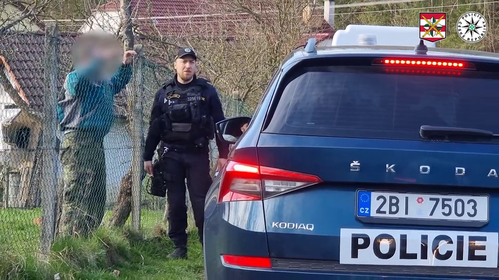 Policie zveřejnila video ze zadržení muže (47), kterého následně obvinila z dvojnásobné vraždy ve Svitávce na Blanensku.