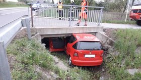 Muž ve Svitavách skončil pod mostem. Zahučel tam i s autem!