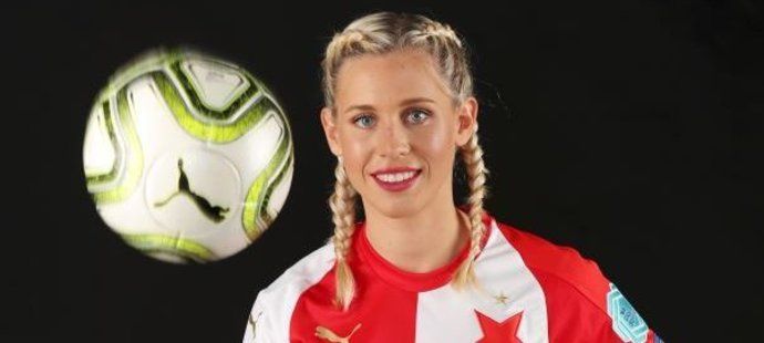 Kateřina Svitková není jen skvělá fotbalistka, ale také elegantní dáma, což se potvrdilo během focení pro deník Blesk