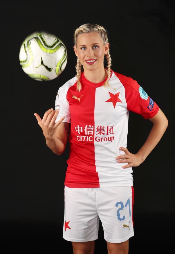 Kateřina Svitková není jen skvělá fotbalistka, ale také elegantní dáma, což se potvrdilo během focení pro deník Blesk