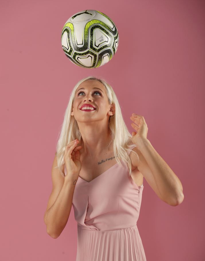 Kateřina Svitková není jen skvělá fotbalistka, ale také elegantní dáma, což se potvrdilo během focení pro deník Blesk