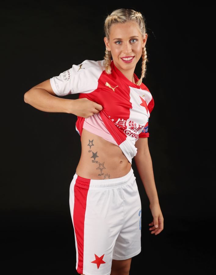 Kateřina Svitková není jen skvělá fotbalistka, ale také elegantní dáma, což se potvrdilo během focení pro deník Blesk