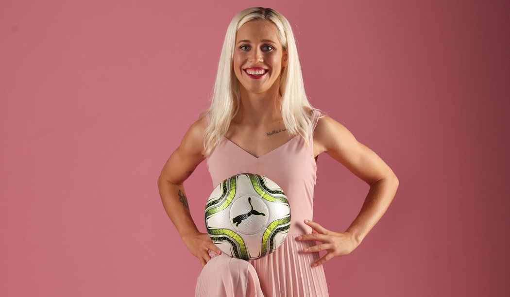 Kateřina Svitková není jen skvělá fotbalistka, ale také elegantní dáma, což se potvrdilo během focení pro deník Blesk