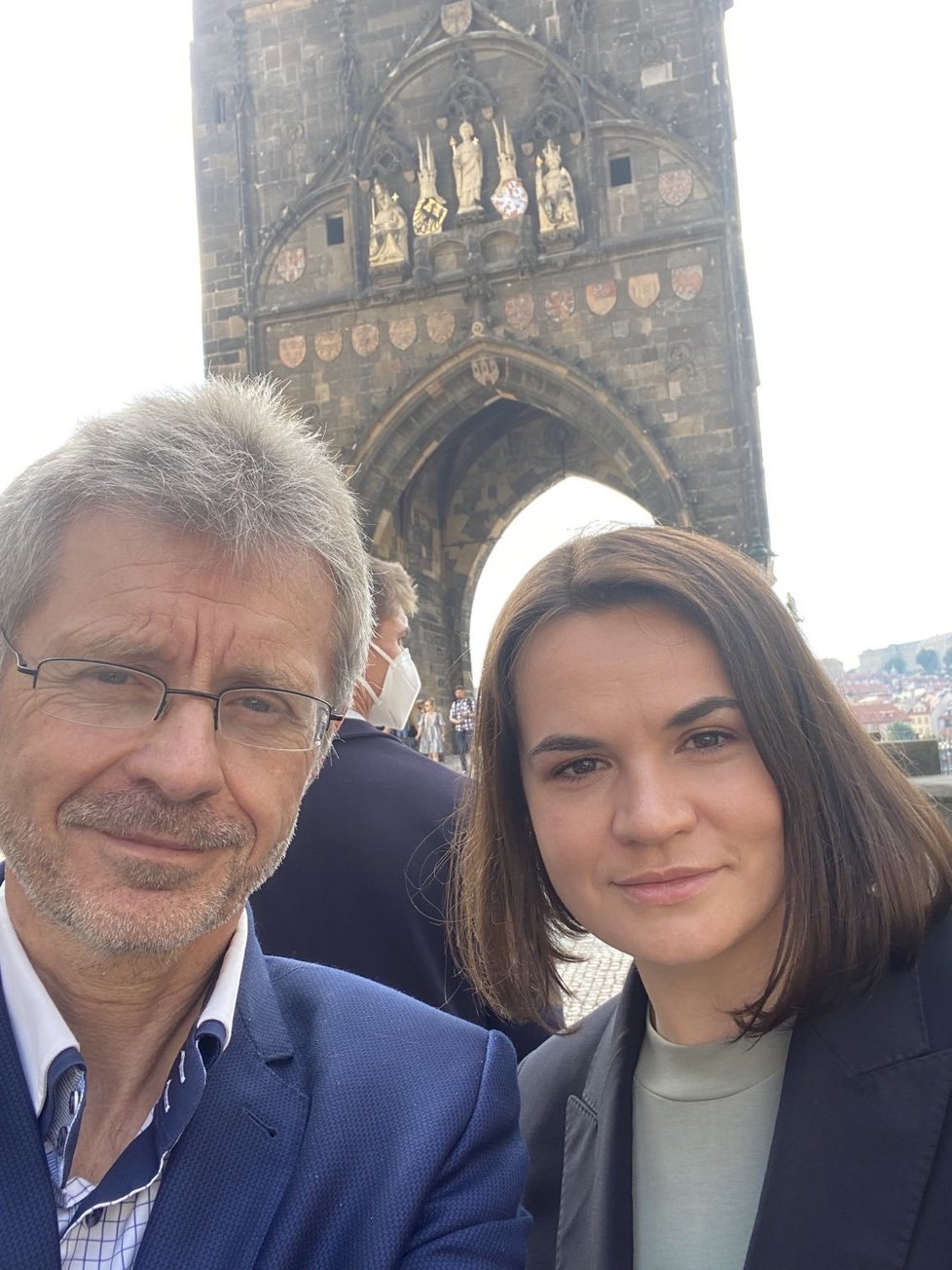 Vůdkyně běloruské opozice Svjatlana Cichanouská na návštěvě v Praze: Před Karlovým mostem se šéfem Senátem Milošem Vystrčilem