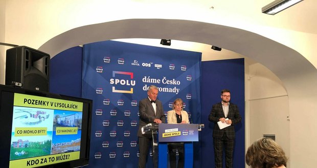 Kandidát na primátora Bohuslav Svoboda (SPOLU) společně s radní Hanou Kordovou Marvanovou