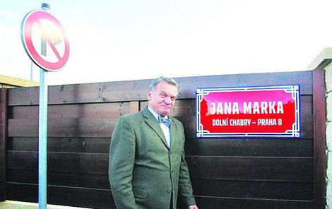Pražský primátor Bohuslav Svoboda odkrývá uliční tabuli Jana Marka.