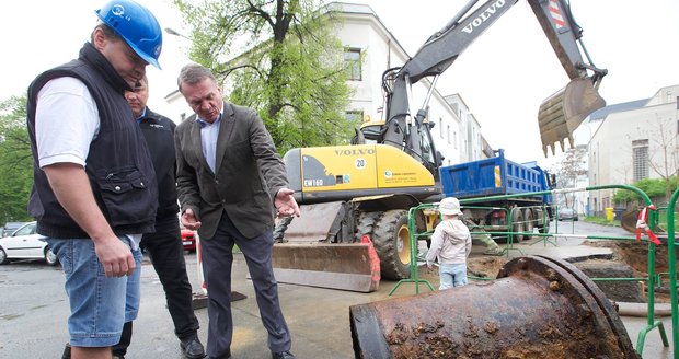 Primátor Svoboda přišel na místo havárie, dodávka vody už byla naštěstí obnovena