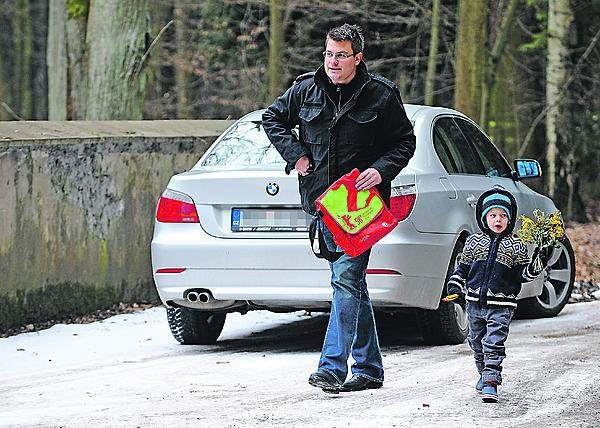 V sobotu odpoledne přišel svému otci Svobodovi zapálit svíčku syn Petr