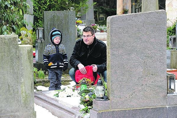 Syn s vnukem u hrobu Karla Svobody