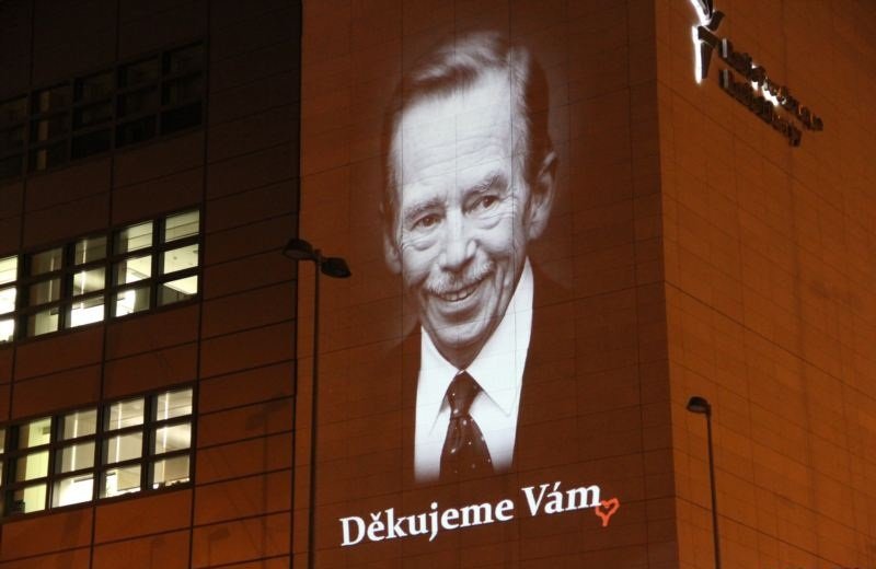 Havel na budově Rádia Svobodná Evropa