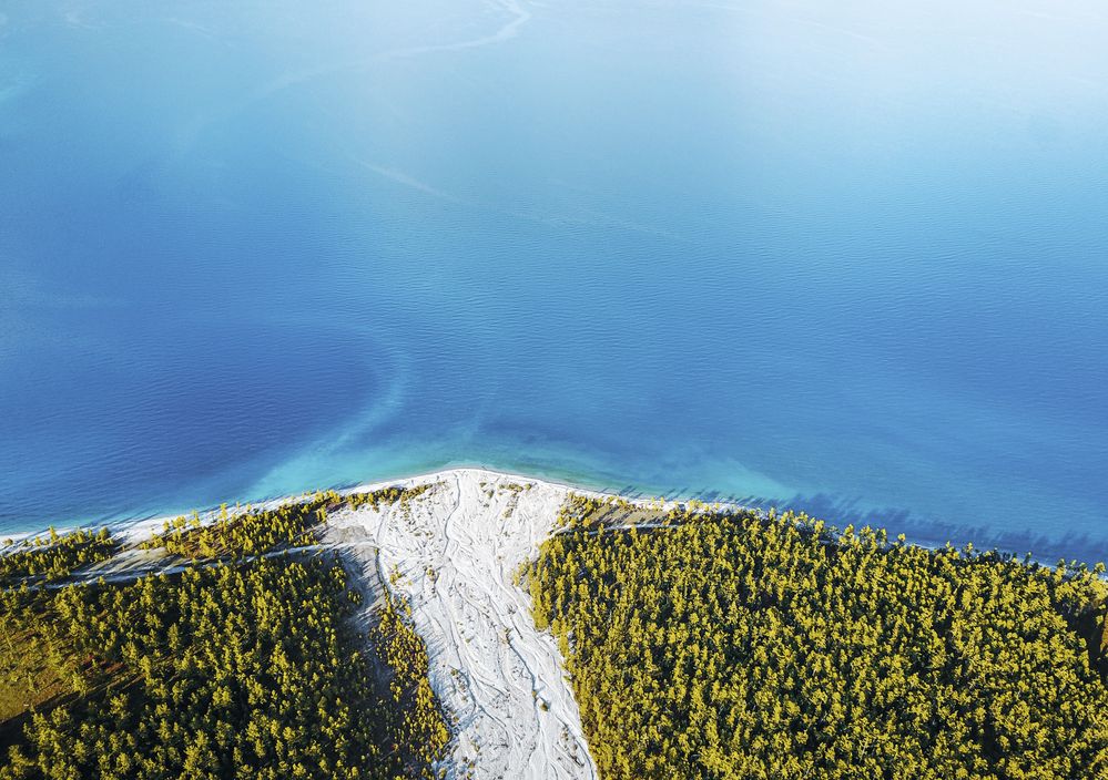 Jezero Chövsgöl s průzračně čistou vodou a panenská příroda kolem něj byly vyhlášeny národním parkem. Některé zdroje uvádějí, že voda v jezeře tvoří až 2 % světových zásob sladké vody.