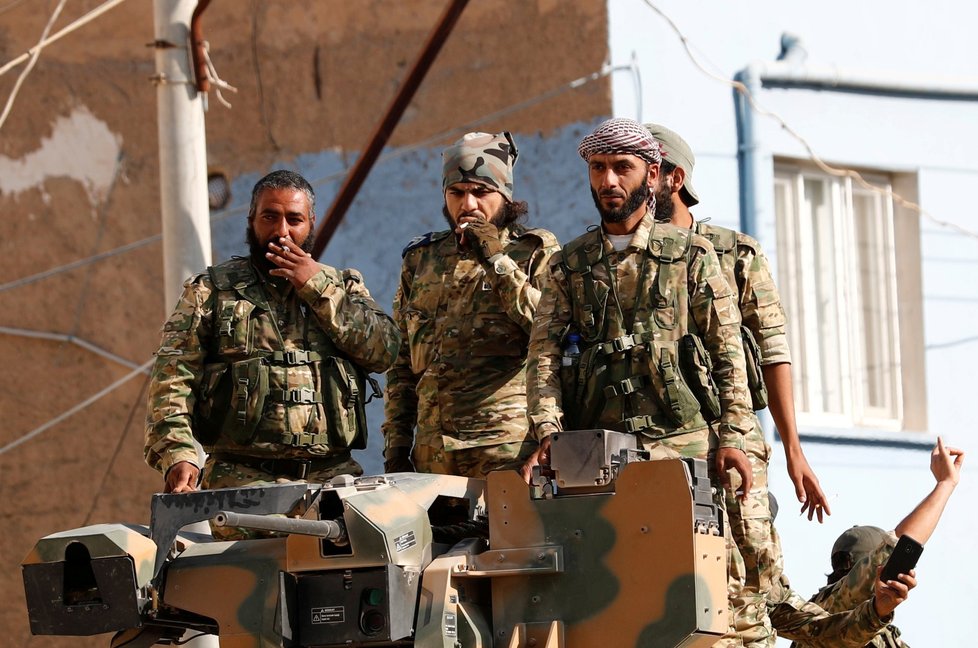 Příslušníci Svobodné syrské armády a spojenci Kurdů na severu Sýrie (11. 10. 2019)