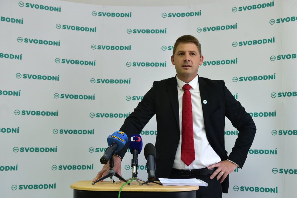 Předseda Svobodných Petr Mach oznámil 30. srpna v Praze rezignaci na post europoslance kvůli tomu, aby se mohl naplno věnovat kampani své strany pro sněmovní volby.