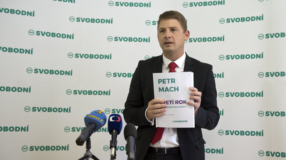 Předseda Svobodných Petr Mach oznámil 30. srpna v Praze rezignaci na post europoslance kvůli tomu, aby se mohl naplno věnovat kampani své strany pro sněmovní volby.