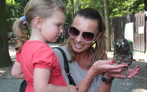 Alice Bendová a její dcera Alička (3) si v zoo půjčily sýce, který se jmenoval Hugo Boss. Podělal jí ruku a ona řekla: „Aspoň je to značkový.“