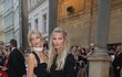 Tereza Maxová (45, vpravo) a Veronika Vařeková (40) Největší pozornost na sebe strhly topmodelky. Veroničina kabelka Alexander McQueen stála 80 000 Kč a šaty Yves Saint Laurent vyšly na 40 000 Kč.