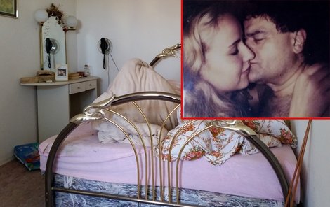 Vendulin pokojík s postelí, kterou koupil hitmaker, toaletkou s fotografií a stále růžovým kobercem.