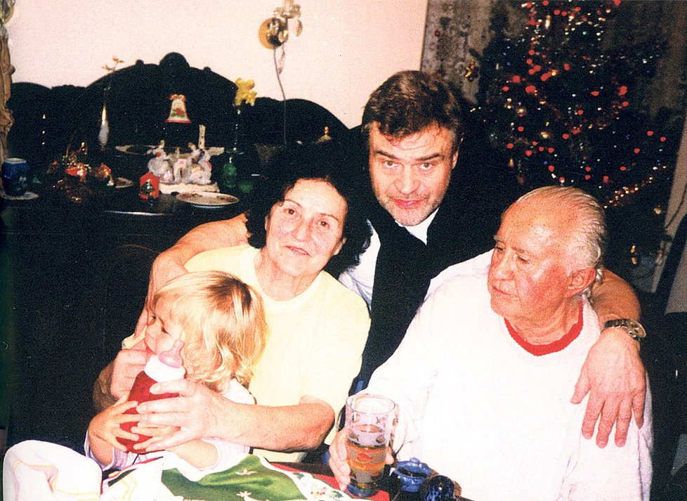 Karel Svoboda s maminkou a tatínkem Venduly
