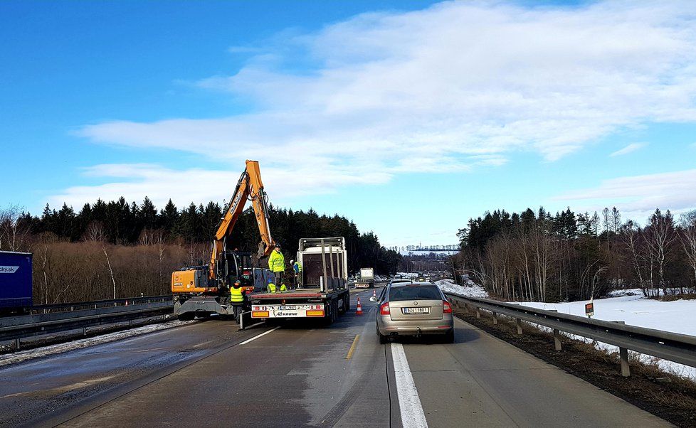 Odstraňování dočasných svodidel na D1 na Vysočině (9. únor 2019)