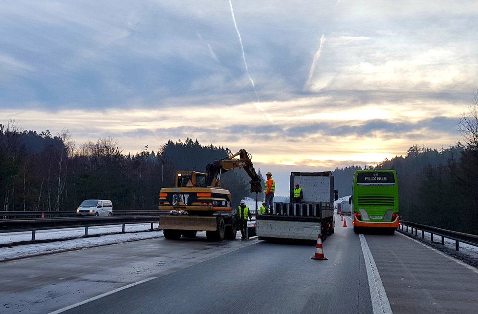 Odstraňování dočasných svodidel na D1 na Vysočině (9. únor 2019)