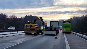 Odstraňování dočasných svodidel na D1 na Vysočině (9. únor 2019)