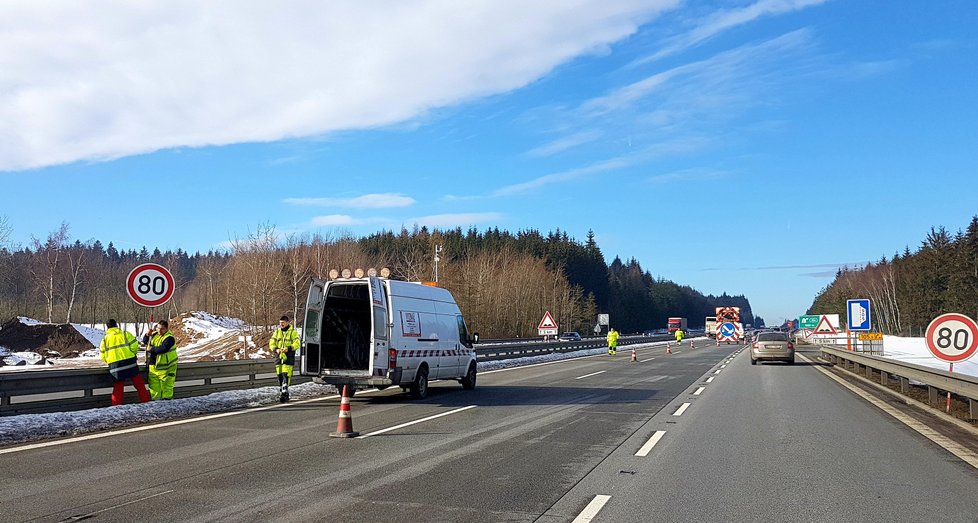 Odstraňování dočasných svodidel na D1 na Vysočině (9. únor 2019)