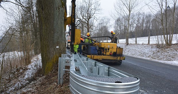 Instalace nového svodidla s bezpečnostní koncovkou u Přimdy na Tachovsku.