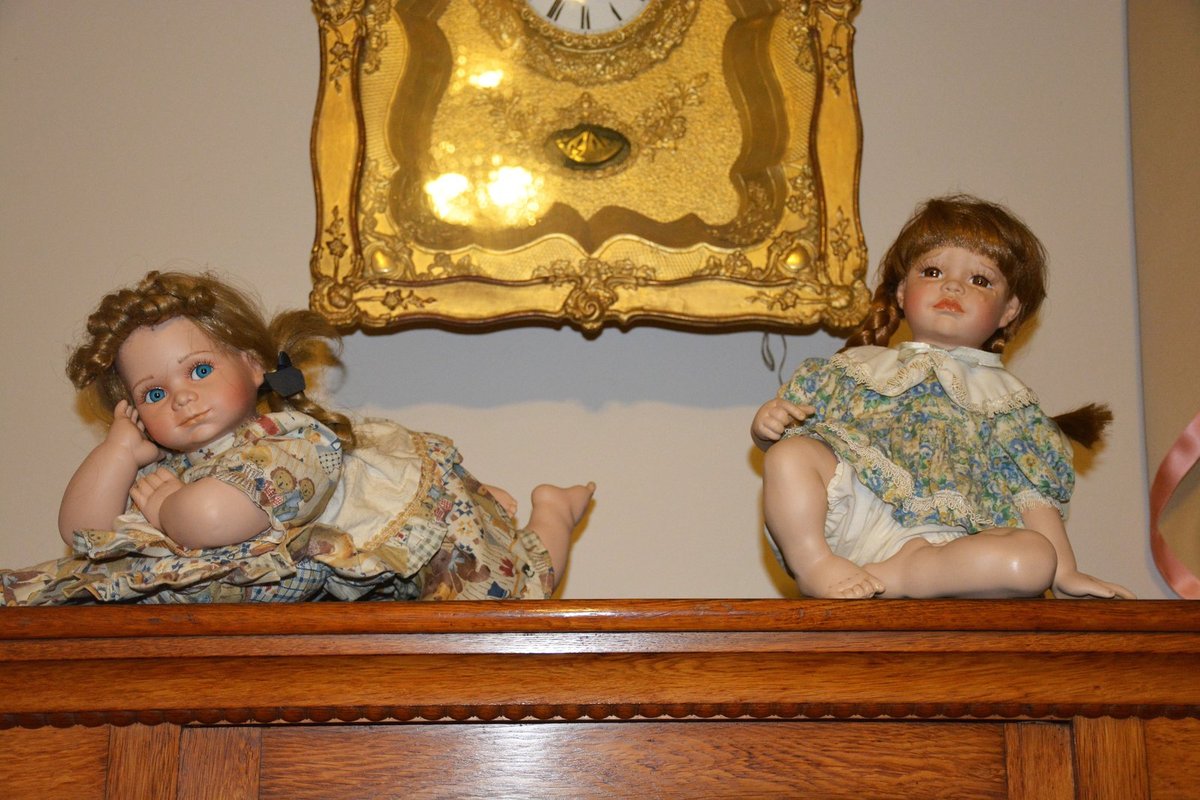Další dvě panenky, které posloužily našemu účelu. Zatímco u hnědooké žádný jev nenastal, u modrooké světlo opět problikávalo