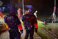 Hrozivá nehoda ve Svojeticích u Prahy: Řidička utopila auto v nádrži!