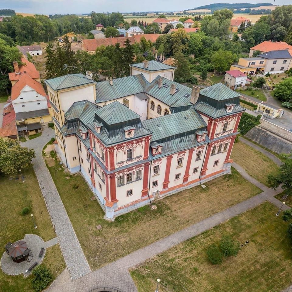 Praha prodává zámek ve Svojšicích.