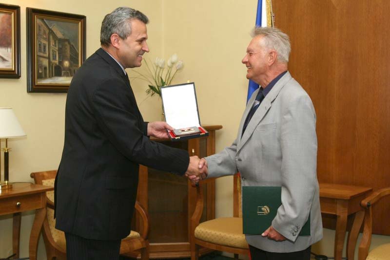 František Vojtásek s ministrem Karlem Kühnelem, který mu vrátil hodnost podplukovníka.