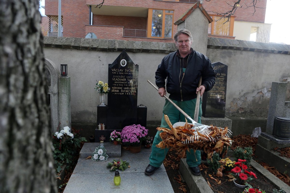 O hrob herečky v pražských Střešovicích je dobře postaráno. Metař shrabal listí a někdo sem položil květináč s chryzantémami.