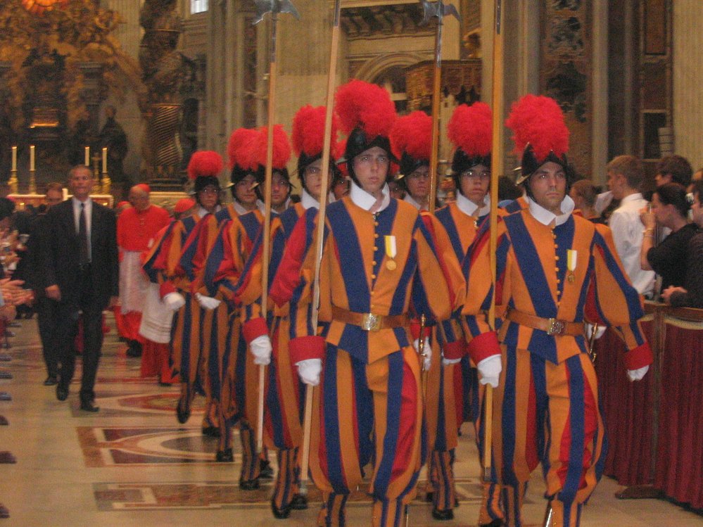 Gardisté  nastoupení v chrámu svatého Petra ve Vatikánu