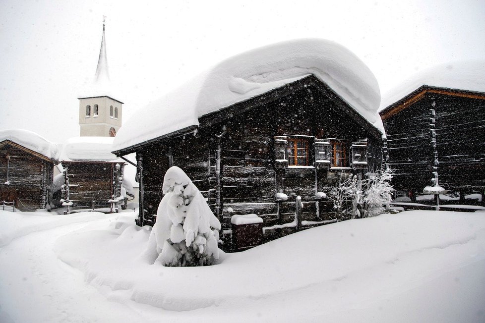 Přívaly sněhu zasáhly i švýcarské Alpy.
