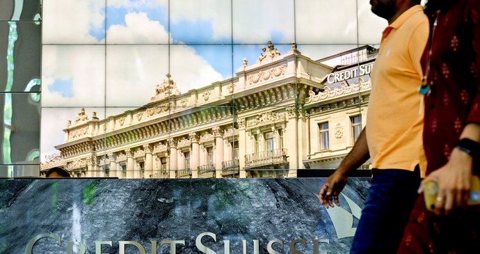Dramatický pád bankovního titána: Jednání o Credit Suisse se komplikují!