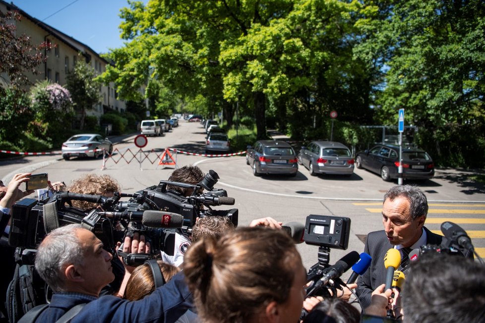 Jednou ze dvou obětí páteční střelby ve švýcarském Curychu je 38letá Češka, informovaly úřady. Muž držel jako rukojmí dvě ženy, zastřelil je i sebe.