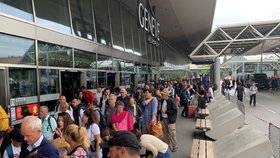 Prázdninový chaos na letištích: Kde čekat fronty a na co se musí dovolenkáři připravit?