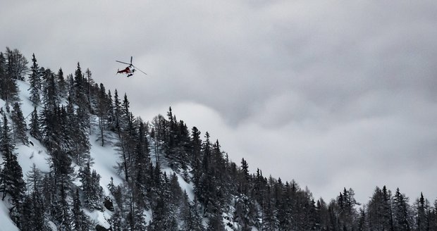 Helikoptéra se zvedá z místa, kde byli zraněni dva lidé.