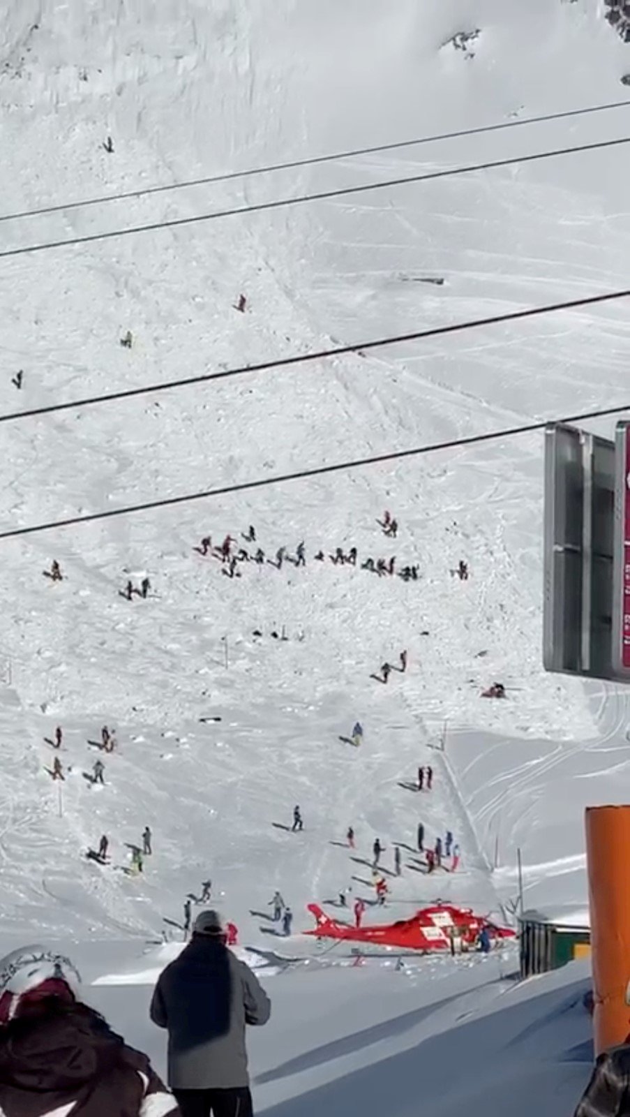 Pátrání po lyžařích ve Švýcarsku.