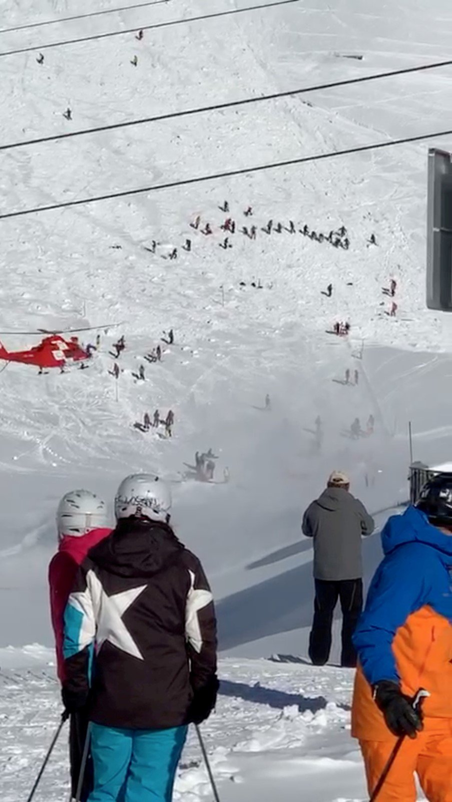 Pátrání po lyžařích ve Švýcarsku.