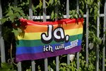Švýcaři v referendu schválili sňatky lidí stejného pohlaví