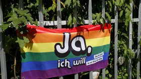 Švýcaři v referendu schválili sňatky lidí stejného pohlaví