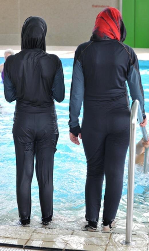 Řada muslimek upřednostňuje tzv. burkini.