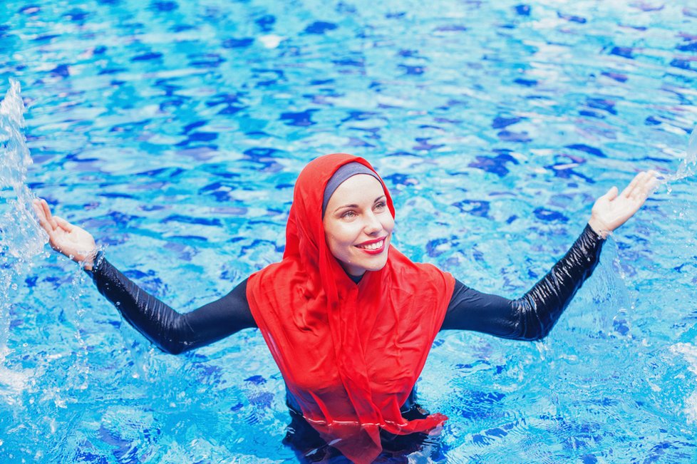 Řada muslimek upřednostňuje tzv. burkini.