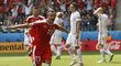 Záložník Švýcarska Xherdan Shaqiri slaví nádherný gól nůžkami proti Polsku