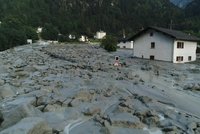 Údolí ve Švýcarsku zasypalo kamení. Záchranáři hledají turisty