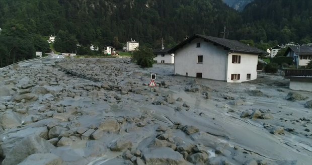 Údolí ve Švýcarsku zasypalo kamení. Záchranáři hledají turisty